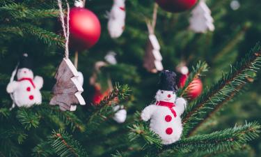 Деревянные и подвесные ёлки используют вместо живых деревьев — C. B. RADAR