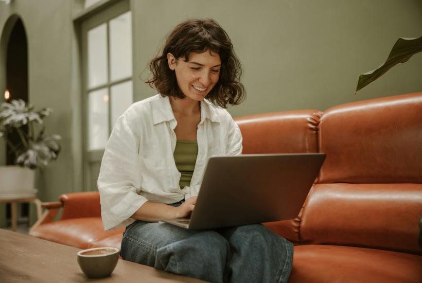 Ноутбук на коленях