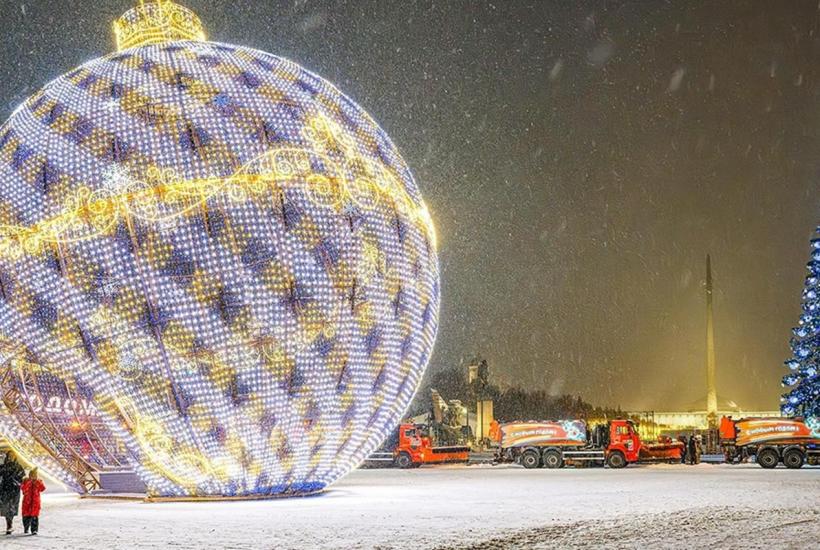 20-метровый новогодний шар на Поклонной горе в Москве