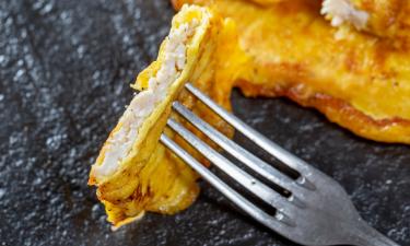 Кусочки курицы обжаривают в кляре до хрустящей корочки