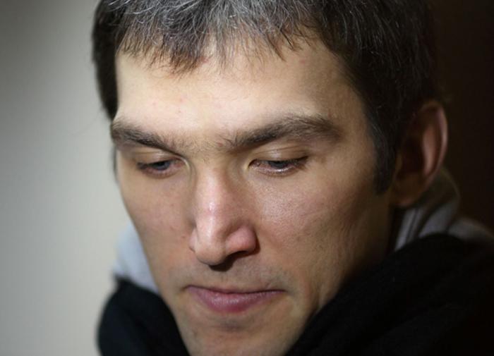 Александр Овечкин ударил канадца клюшкой в лицо во время матча НХЛ Александр Овечкин ударил канадца клюшкой в лицо во время матча НХЛ