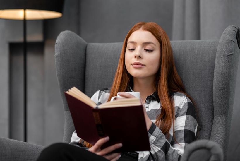 Девушка-подросток с книгой Девушка-подросток с книгой