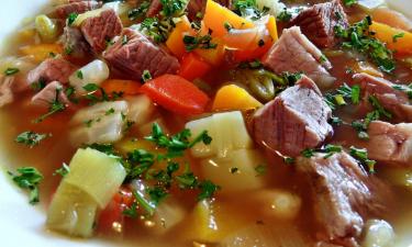 Тушёное мясо с картофелем и вином заменит три блюда сразу: пихельштайнер из индейки для занятых хозяек