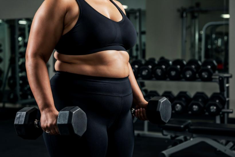 Человек занимается спортом