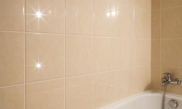 Один тюбик — и ванная сияет: забытый лайфхак, который заменяет полку чистящих средств