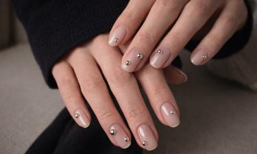 Маникюр без цвета с точечным акцентом закрепился как тренд