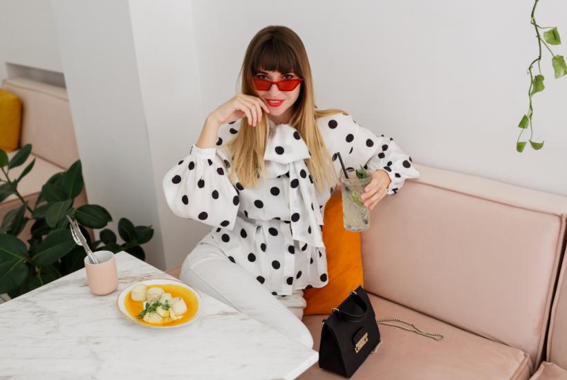 Девушка в кафе