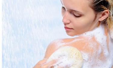 Гигиена, которая обманывает: почему привычная мочалка работает против вашей кожи