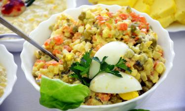 Почему в новогодние праздники так часто происходят пищевые отравления и как их избежать