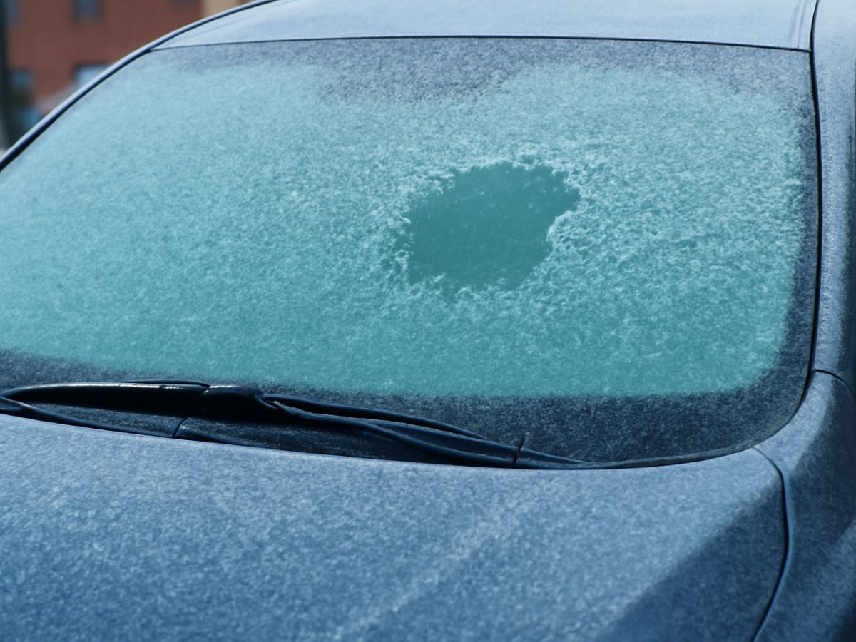 Обледенение лобового стекла зимой повышает риск повреждений и ДТП — Actualno