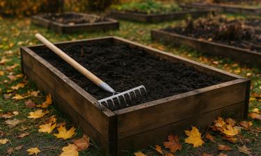 Внесение компоста осенью ускоряет подготовку грядок к весенним посадкам — агрономы