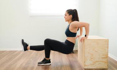 Упражнение "велосипед" сидя на стуле развивает косые мышцы живота