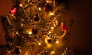 Лампы накаливания возвращаются в рождественский декор — Better Homes & Gardens