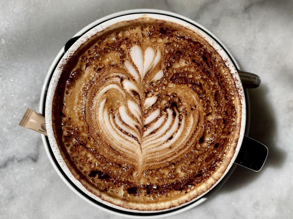 Больше пьешь — дольше живешь: скрытые эффекты доступного напитка