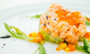 Салат "Снежинка" готовят из белков, креветок, риса и красной икры