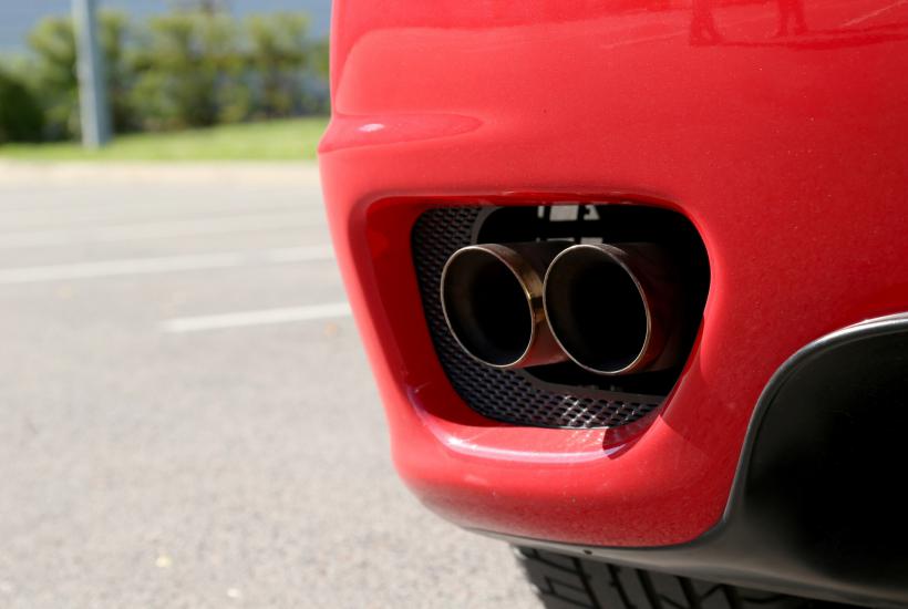 выхлопная труба автомобиля выхлопная труба автомобиля