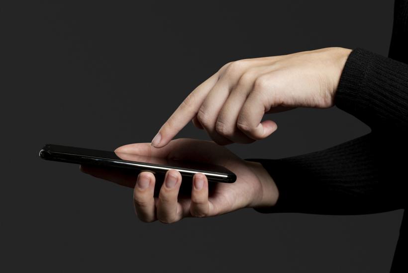 Смартфон в руке