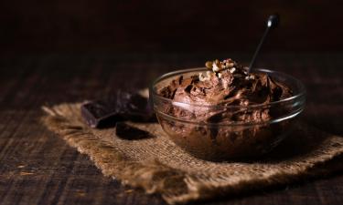 Шоколад, растопленный на водяной бане, смешивают с маслом и маскарпоне для крема