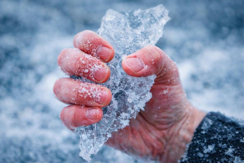 Лед в замершей руке
