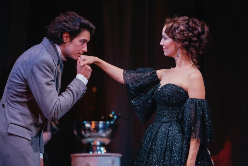 Сцена из спектакля Театра на Трубной Дама с камелиями