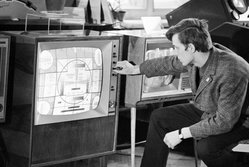 Странная техника СССР: телевизор Рубин — 15 кг веса, 3 канала, и надо стучать, чтобы работал