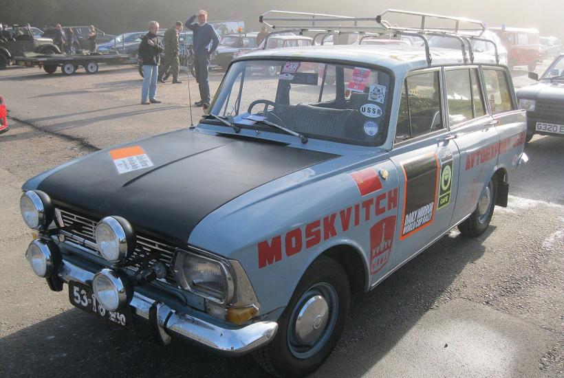 Москвич 427 (реплика раллийной баржи Кубка мира) из бывшего СССР. Замечен на празднике «Красный Октябрь» в трамвайной деревне Крич, октябрь 2012 года
