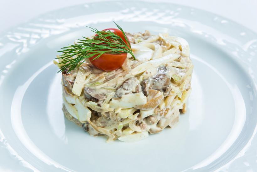 Салат "Морская душа" готовят из мидий, кальмаров и яиц