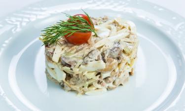 Салат "Морская душа" готовят из мидий, кальмаров и яиц