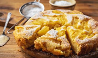 Яблоки больше не утонут в тесте: готовим самый красивый и вкусный пирог с корицей и изюмом