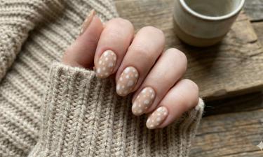 Маникюр превращается в фарфор: это модное решение легко спутать с ошибкой мастера