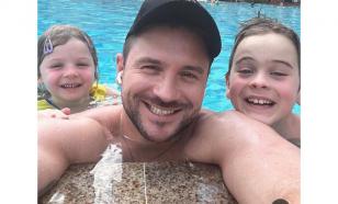 Сергей Лазарев сделал селфи с детьми: "Дочка вылитая папа"