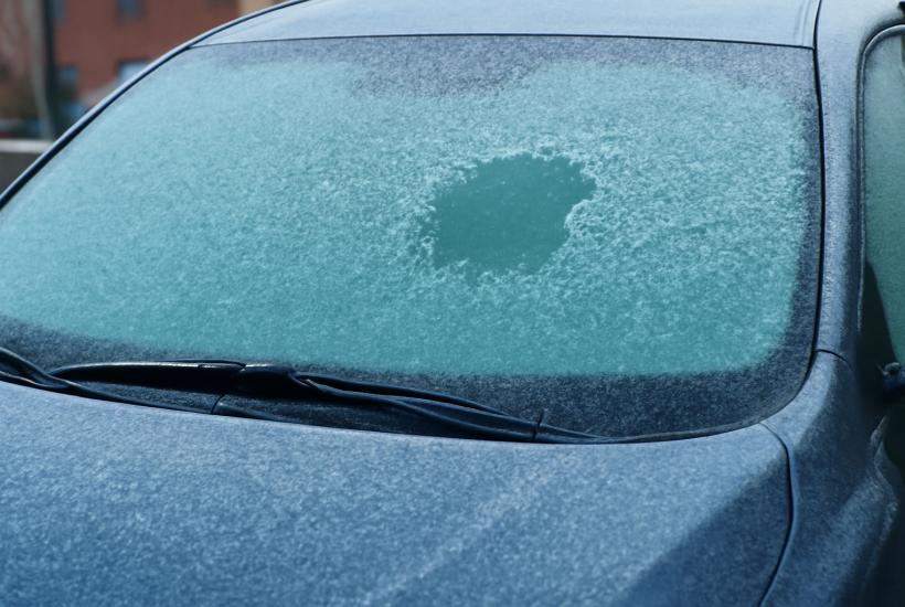 Замерзшее лобовое стекло автомобиля