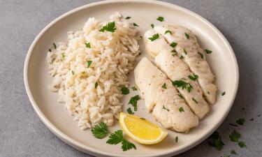 Рис на гарнир можно приготовить на курином бульоне, с чесноком и лимоном