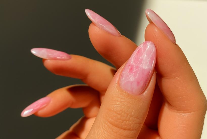 Нежные розовые оттенки вытеснили красный лак зимой 2026