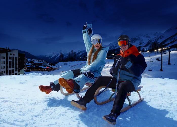 Курорт "Роза Хутор" предлагает гостям прокатиться на тобоггане