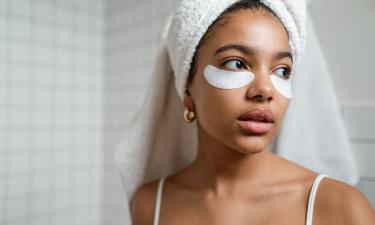 Агрессивное трение кожи вокруг глаз ускоряет появление заломов