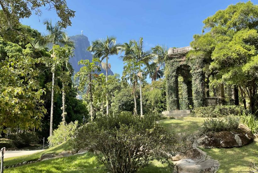 Вид на статую Христа Искупителя из Ботанического сада Рио