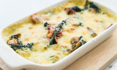 Молоко для запечённой трески со сливками нагревают до появления мелких пузырьков