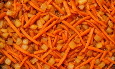 Не жарьте лук, пока не узнаете это: 3 шага к идеальной зажарке для супа или подливы