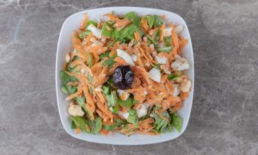 Недорогой минтай или треску используют для салата "Раковые шейки"