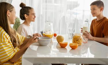 Обеденный стол подбирают по площади кухни и числу жильцов