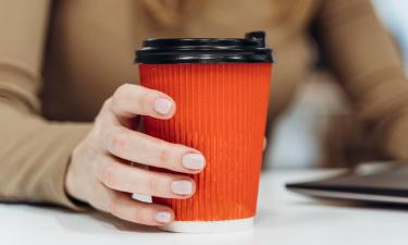 Стаканы для горячего кофе безопасны при температуре до 98 °C — отметили специалисты