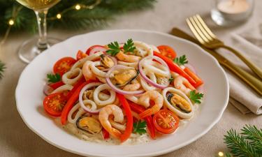 Салат "Чудо чудное" готовят из морского коктейля и овощей