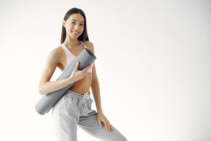 Девушка с фитнес ковриком