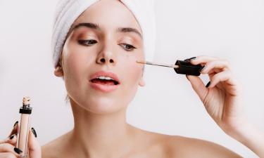 Световые акценты корректируют тени под глазами и у губ