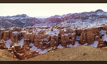 Чарынский каньон зимой раскрывает контрастные цвета скал — гиды