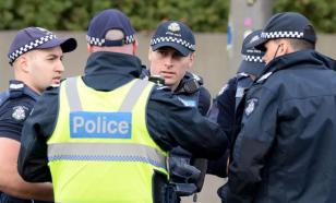 В Австралии пассажир поезда покусал полицейского из-за маски