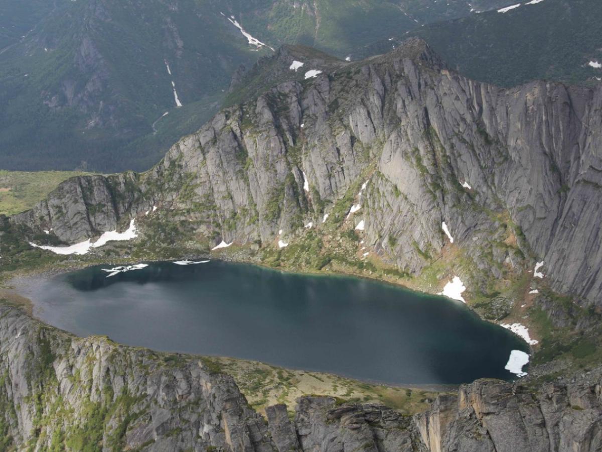 Тектонические разломы сформировали рельеф Дуссе-Алинь по данным географов