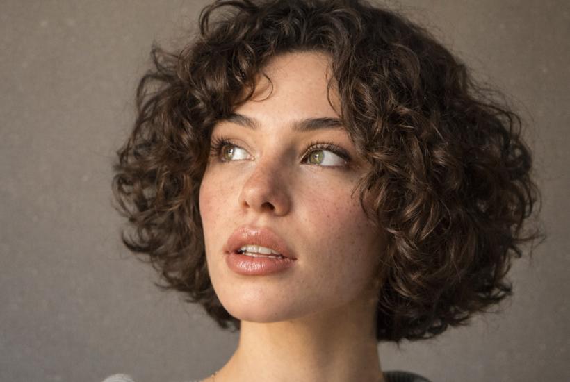 Девушка с короткими кудрями