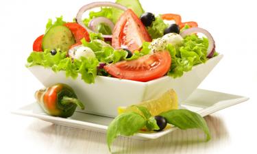 Греческий салат для ленивых: меньше продуктов, максимум вкуса